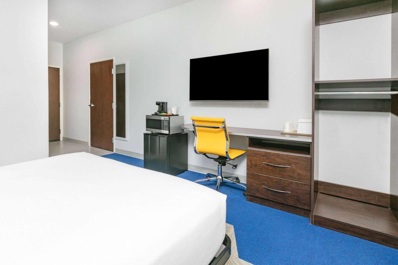 Microtel Inn & Suites By Wyndham Austin Airport Eksteriør billede