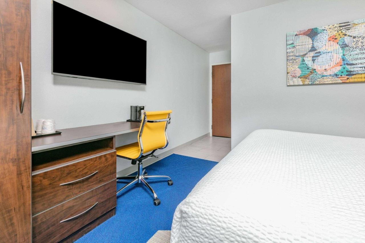 Microtel Inn & Suites By Wyndham Austin Airport Eksteriør billede